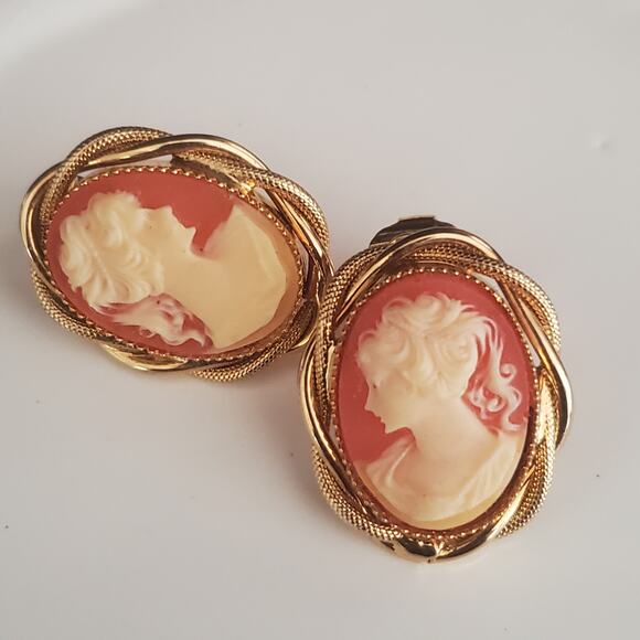 Vintage Cameo Earrings Gold‎ Tone Rope Design Setting with Clip-On Closure - Picture 7 of 8